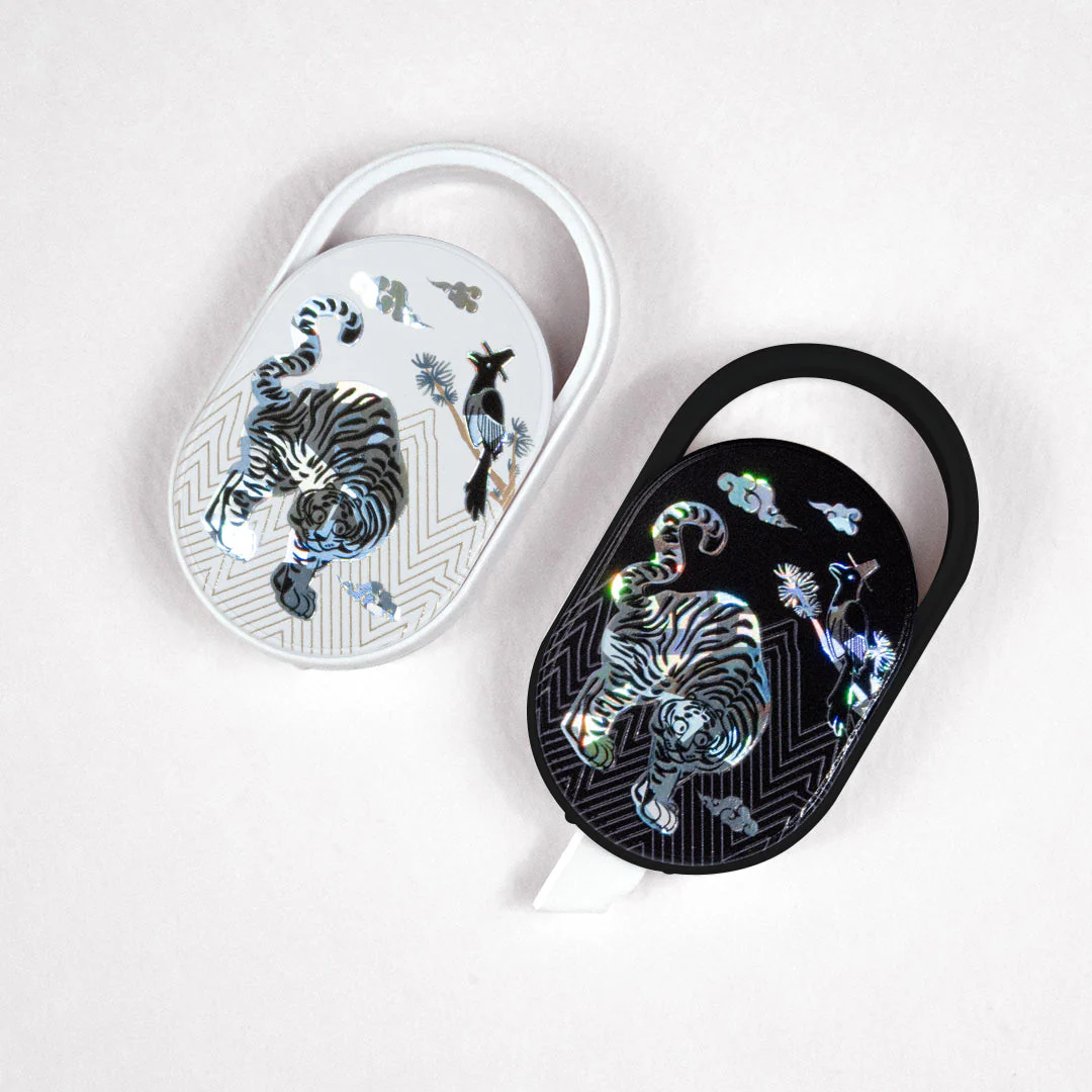 CERAMIC MAGNETIC COURIER LINK CUTTER PAINTING OF A TIGER AND A MAGPIE TYPE